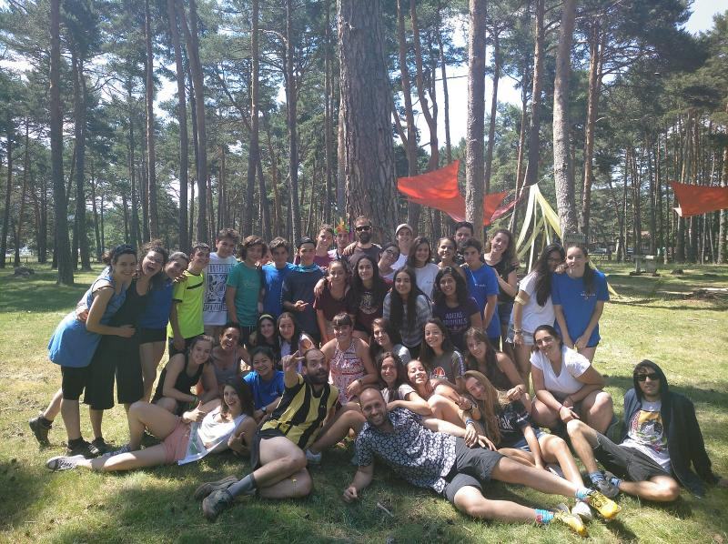 Grupo de jóvenes posando para la foto de equipo de las actividades del campamento de verano en Soria