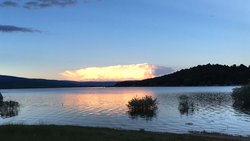 Vista de la laguna a la hora del atardecer donde se realizan las actividades náuticas del campamento soria
