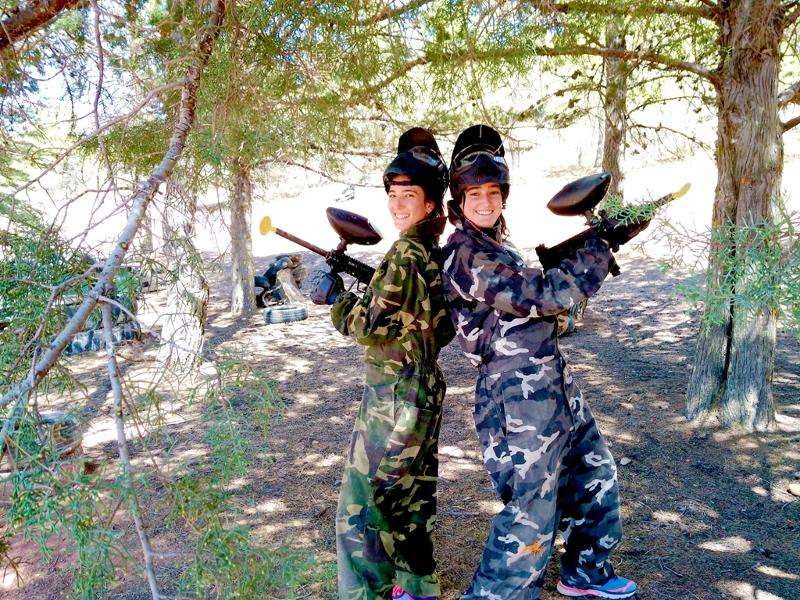 Dos participantes adolescentes vestidas con atuendo militar sujetando dos pistolas de pintura para jugar en el campamento en Sierra Nevada