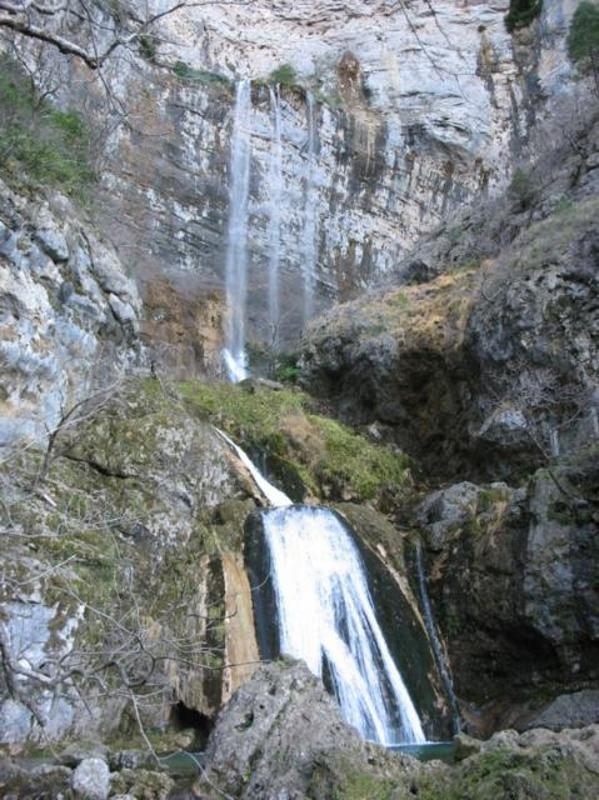 Cascada en el interior de las montañas del campamento de verano en Albacete