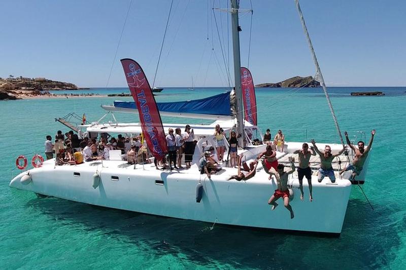 Jóvenes disfrutando de un paseo en catamarán por el Mediterráneo durante el campamento en Italia