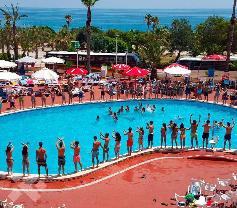 Durante la vacanza studio francese i ragazzi in piedi ai bordi della piscina