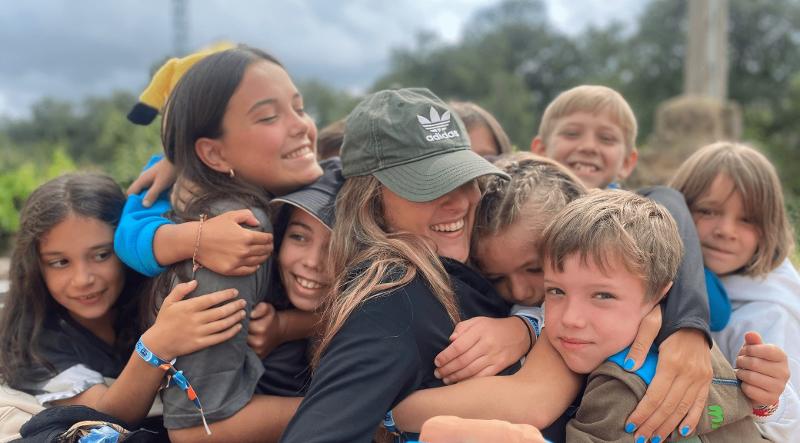Niños dándose un abrazo grupal durante un campamento de verano burgos