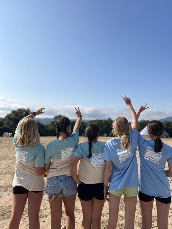 Niñas posando de espaldas para una foto durante un campamento de verano burgos