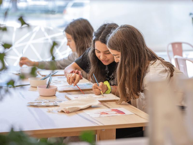 Niñas durante una clase artística en un campamento verano burgos