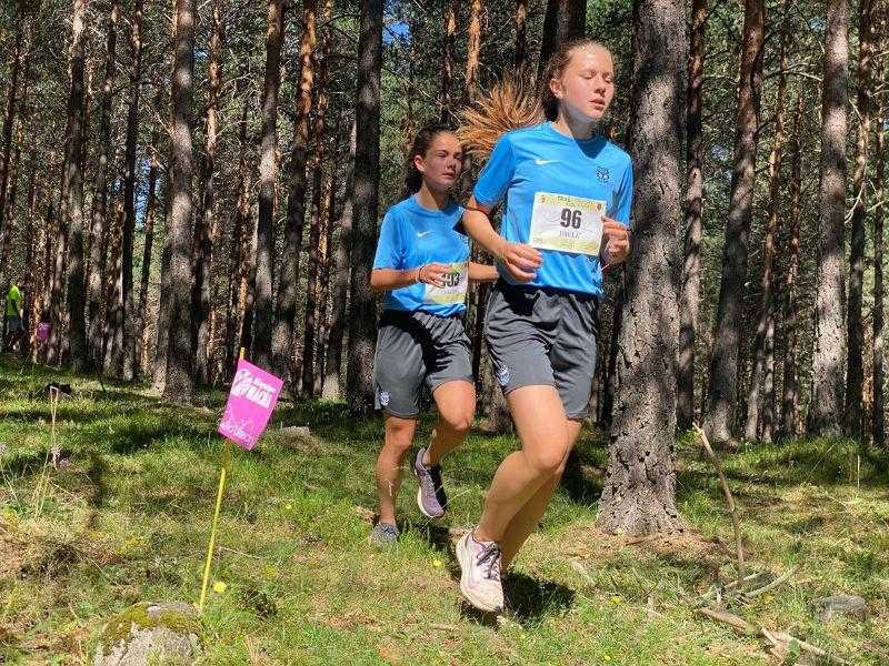 Niñas durante una carrera en un campamento atletismo