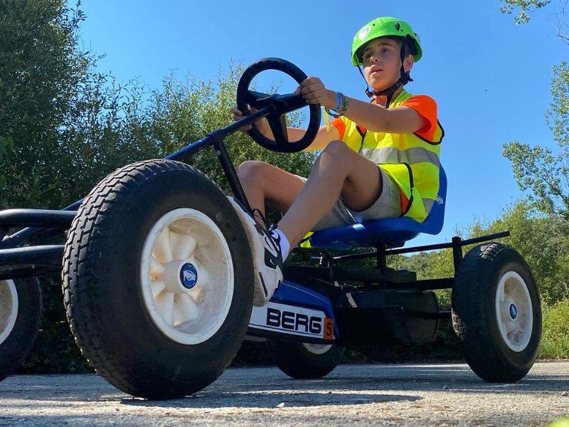 Niño manejando un kart durante un campamento verano burgos