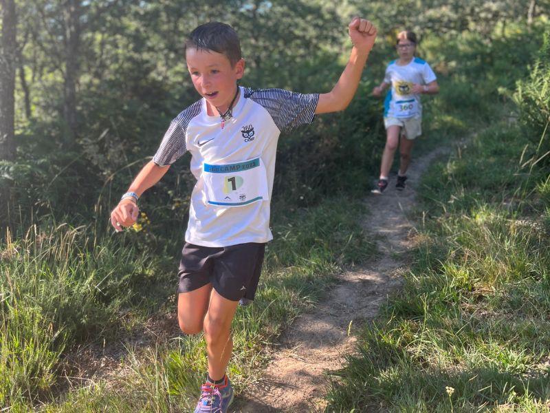 Niños compitiendo por la victoria durante un campamento atletismo