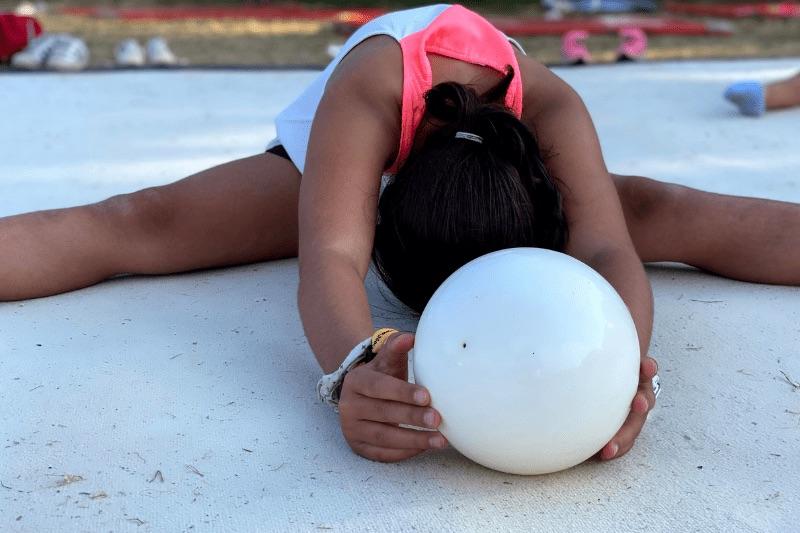 Niña concentrada practicando una de las disciplinas ofertadas en el campamento gimnasia rítmica