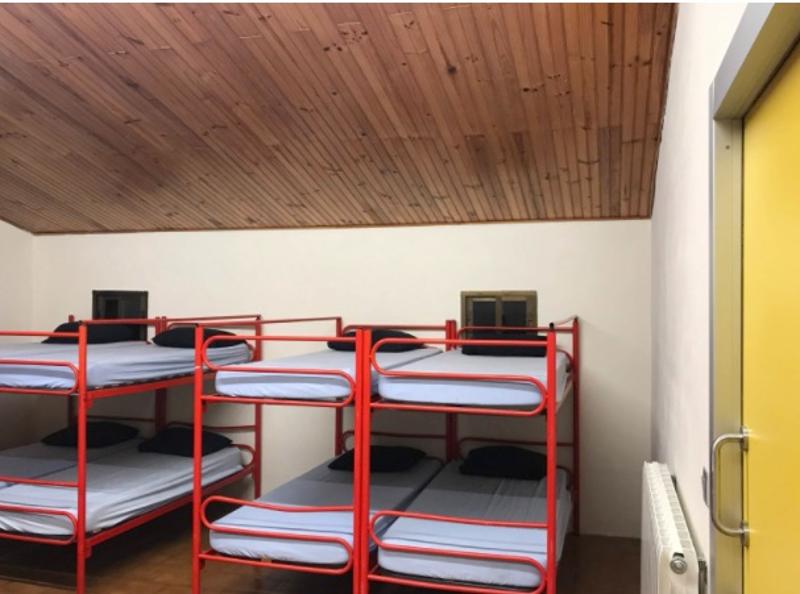 Habitaciones con literas en el interior de las instalaciones del campamento de verano en Burgos
