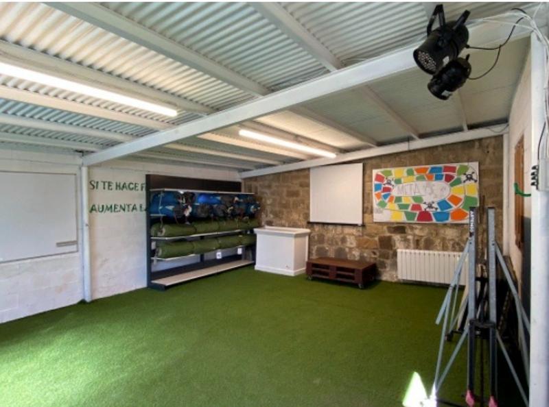 Sala interior para las clases deportivas del campamento multiaventura