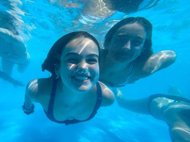 Nel soggiorno studio Spagna una ragazza sorride in acqua