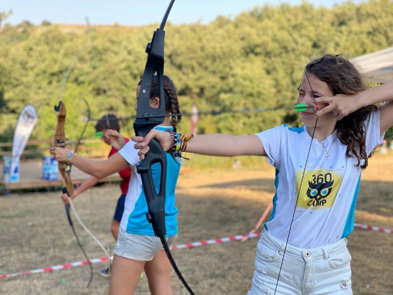 Nel soggiorno studio Spagna una ragazza tira la freccia con l'arco