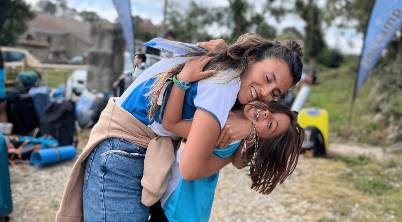 Abrazo entre monitora y participante durante un campamento en burgos