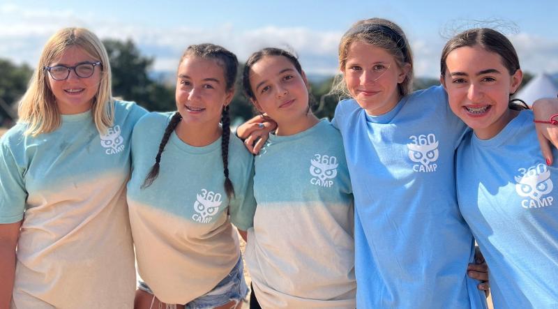 grupo de amigas durante un rato de tiempo libre en un campamento multiaventura