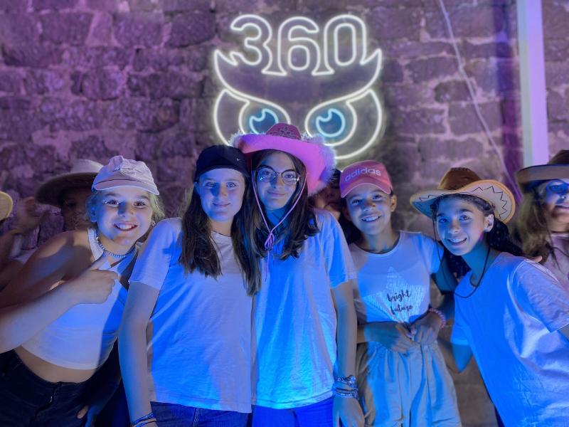 Grupo de niñas durante una velada nocturna del campamento de verano burgos