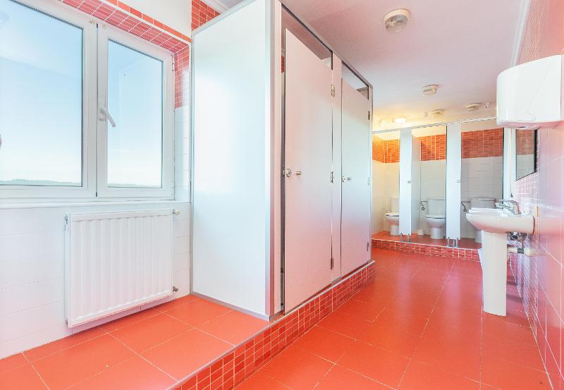 Baño del alojamiento de la colonia náutica