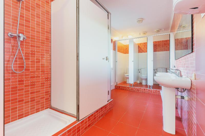 Interior del baño de la colonia náutica
