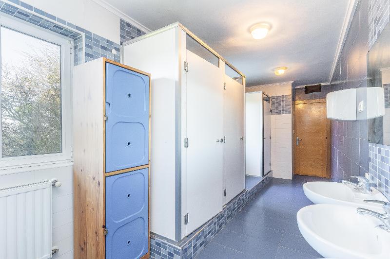 Interior del baño azul en la colonia náutica