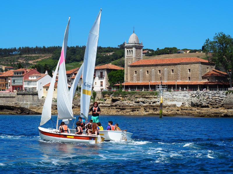 Actividad con un barco de vela en la colonia náutica