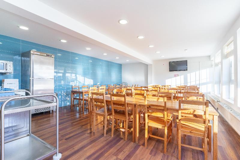 Comedor con mesas y sillas de madera en la colonia náutica