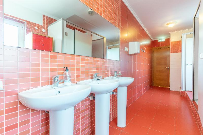Lavabos del baño rojo de la colonia náutica