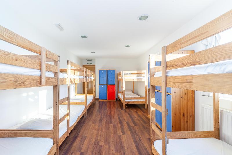 Habitación con cinco literas en la colonia náutica