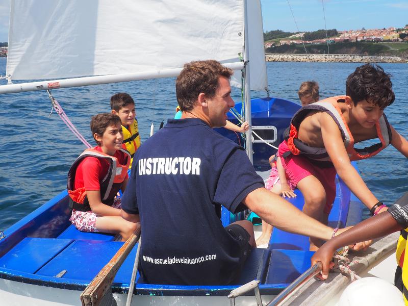 Participantes del campamento de verano Asturias con su monitor en un barco