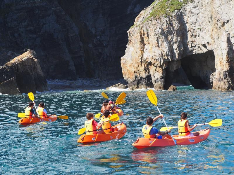 Participantes del campamento de verano Asturias practicando kayak
