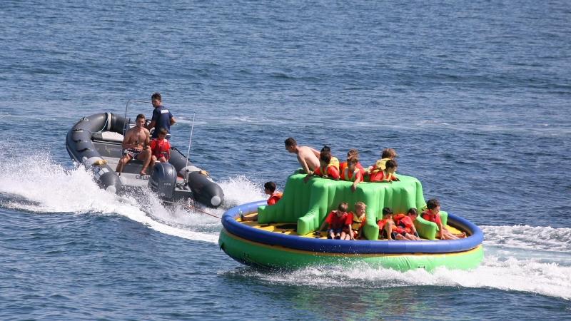 Jóvenes siendo remolcados en un hinchable en el campamento de verano Asturias