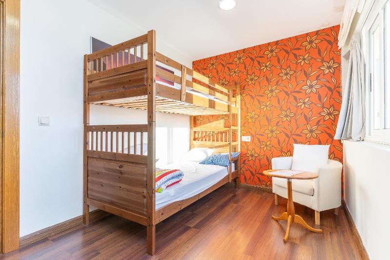 Habitación con una litera del campamento de verano en asturias 
