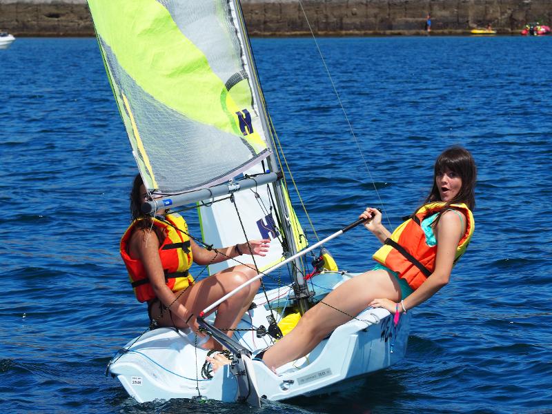 Chicas haciendo windsurf en el campamento asturias
