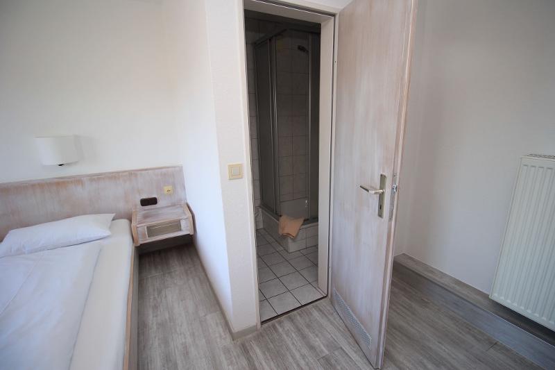Moderna habitación con baño individual en el residencia del curso de idiomas en alemania 