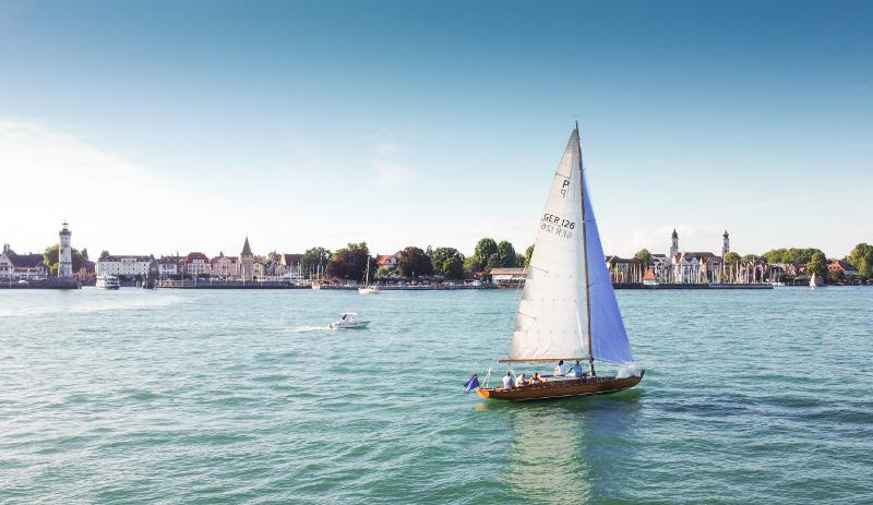 Barco de vela saliendo del puerto del curso de idiomas en alemania 