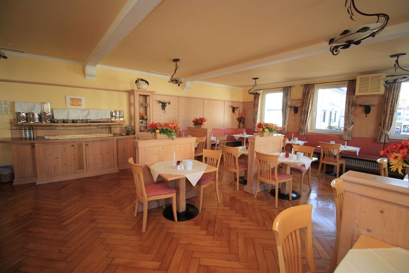 Comedor con buffet decorado con mobiliario de madera del curso de aleman alemania 