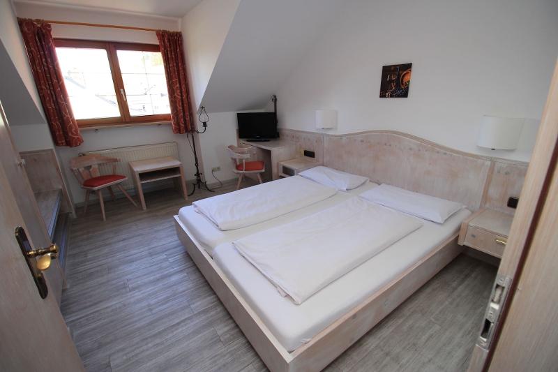 Habitación con cama doble en el ático de la residencia del curso de idiomas alemania