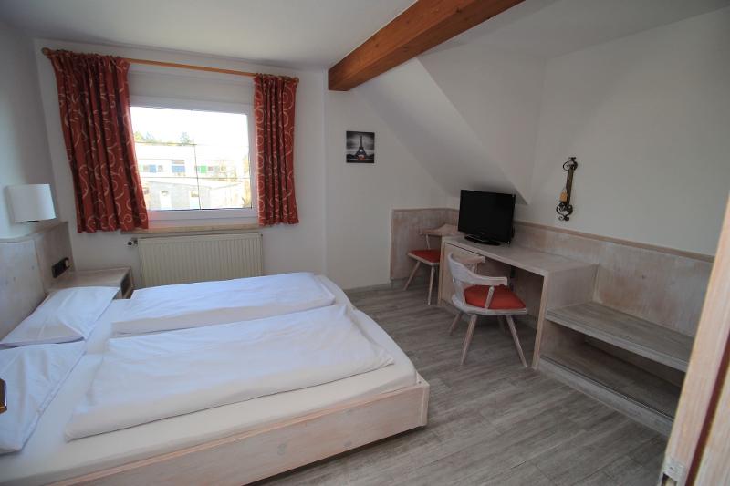 Habitación con cama doble y vista de la ventana en curso de idiomas en alemania 