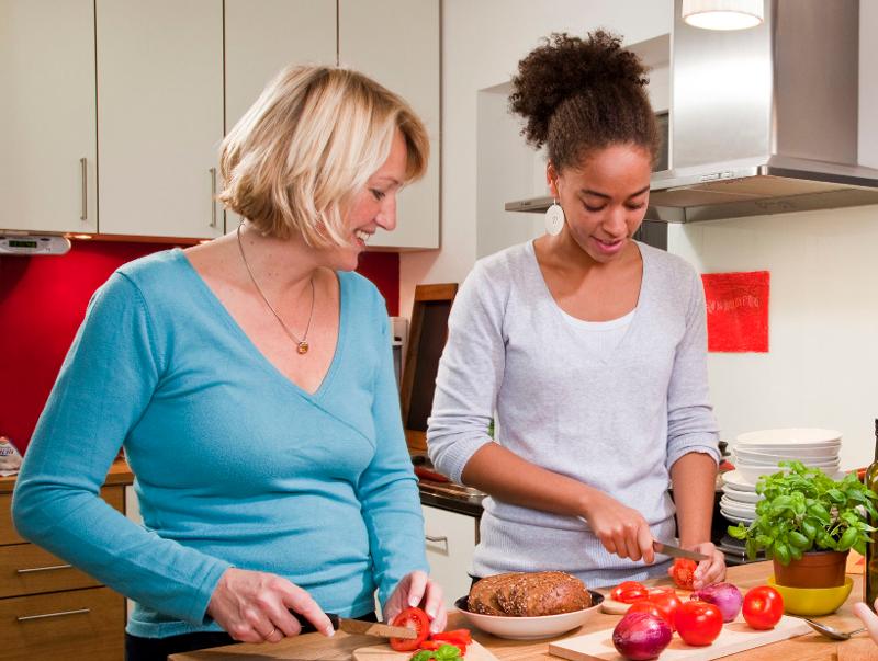 Joven junto a madre anfitriona ayudando a cocinar en el curso de alemania en alemania verano 