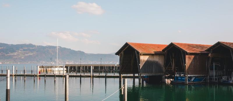Puerto de Bodensee con cabañas de madera en el curso verano alemania 