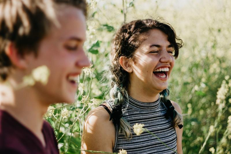 Jóvenes riéndose rodeados de naturaleza en el curso de aleman alemania 