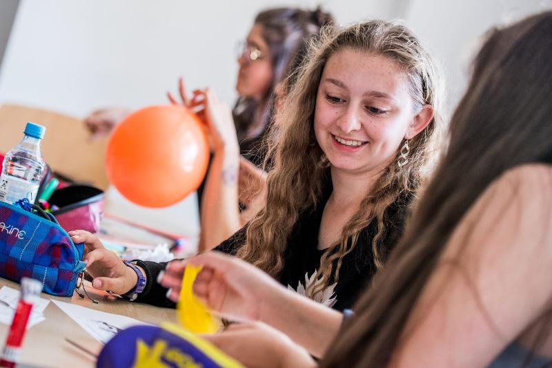 Chicas en una clase de alemán sonriendo en el curso verano alemania