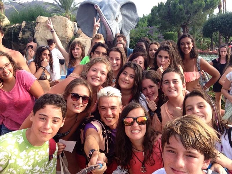 Un grupo de jovenes en un parque acuático en un campamento de verano en valencia barato