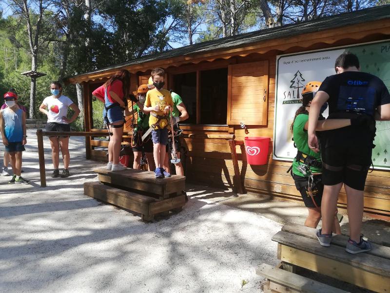 Grupo de jóvenes preparando su equipación para las actividades multiaventuras del campamento de verano A Coruña