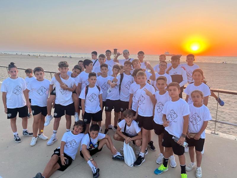 Grupo de niños posando durante los preciosos atardeceres gaditanos en un campamento de verano en cadiz para niños