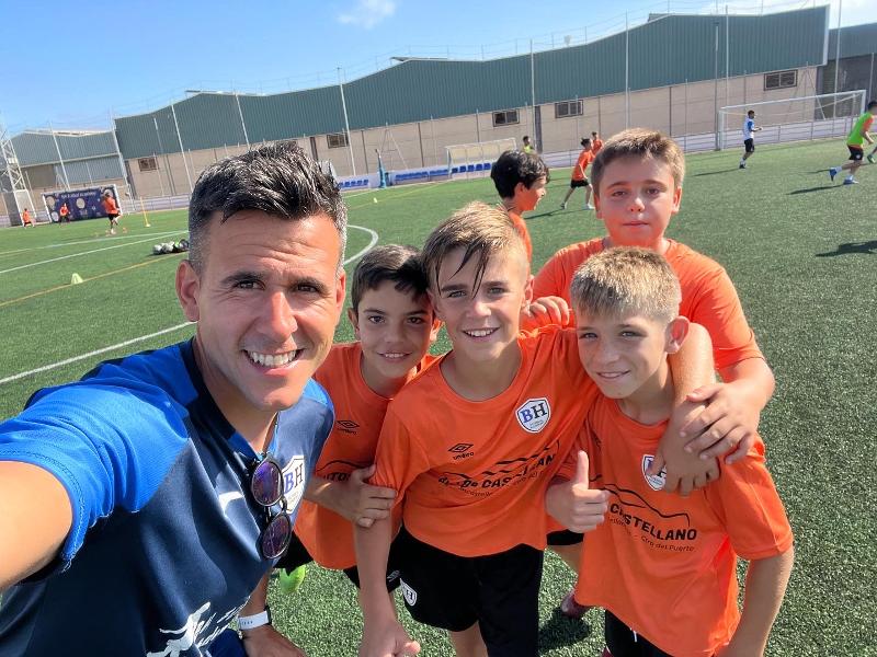 Cuatro niños con un monitor en los campamentos infantiles sevilla
