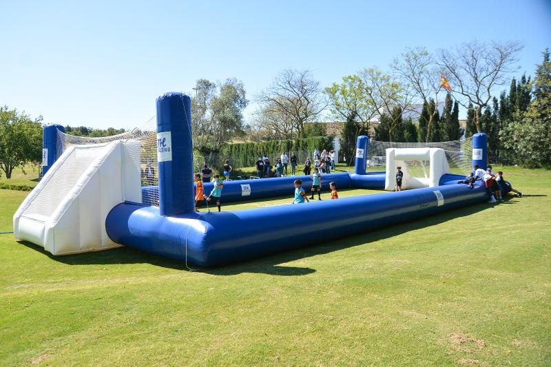 la foto de una cancha inflable en un campamento de futbol para niños