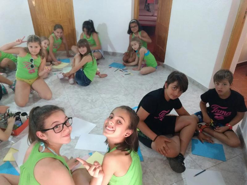Un grupo de niños en una clase de manualidades de un campamento de idiomas en ciudad real