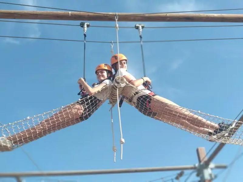 Dos niñas en un trampolín en un campamento de idiomas en ciudad real