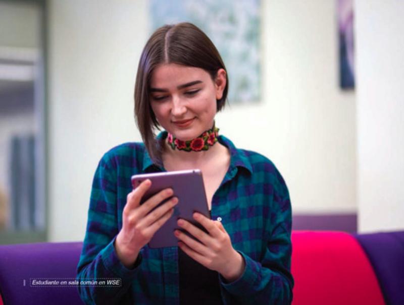 Participante del curso de idiomas en Inglaterra aprende leyendo