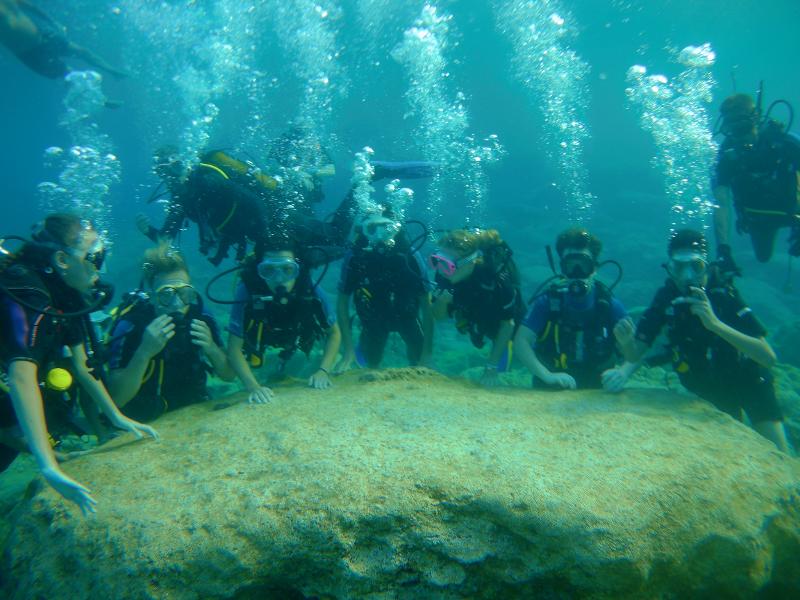 Jóvenes buceando en el mar en el campamento de verano en Chipre